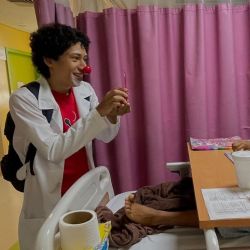De una habitación de hospital oscura a una iluminada: la misión de los clowns Fredo Colofredo y Doctor Skromchi