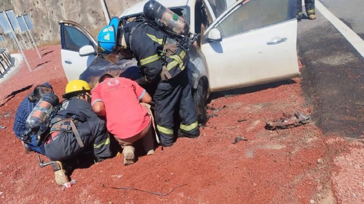 Vehículo de turistas a Real del Monte se quema y bomberos llegan sin agua; así acabó | VIDEO