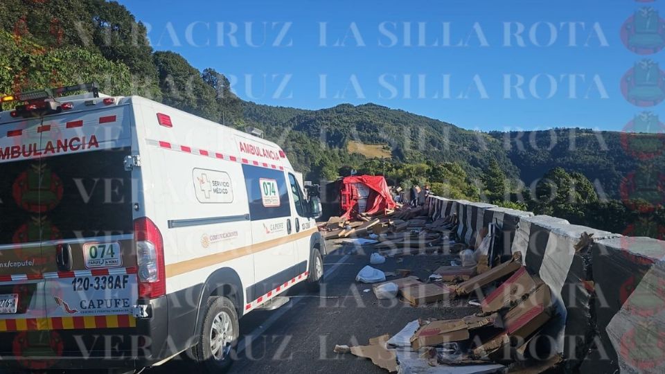 Vuelca camión de carga en la autopista Puebla-Orizaba