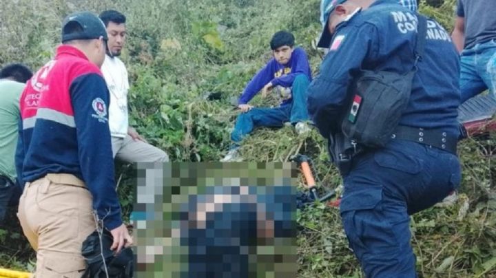 Rescatan cuerpo de conductor tras caer al fondo de un barranco en Tlanchinol