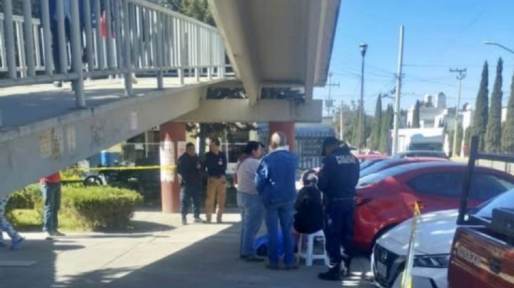 Hallan muerto a hombre debajo de puente peatonal en Pachuca