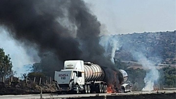 Arco Norte cerrado por choque e incendio entre dos tráileres, a la altura de Tulancingo