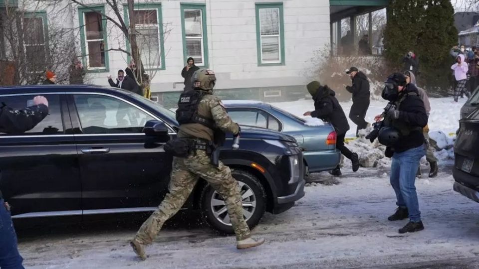 El video, que dura menos de un minuto, muestra los instantes previos al tiroteo. Las imágenes muestran a Ross aproximándose al vehículo de Reene Good, que se encontraba atravesado en la carretera con el objetivo de bloquear el avance de los agentes del ICE.