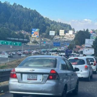 Autopista México-Toluca colapsa por caravana