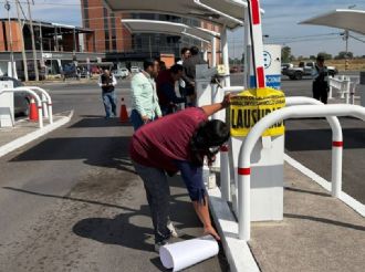 Clausuran plumas de estacionamientos en centros comerciales de Celaya