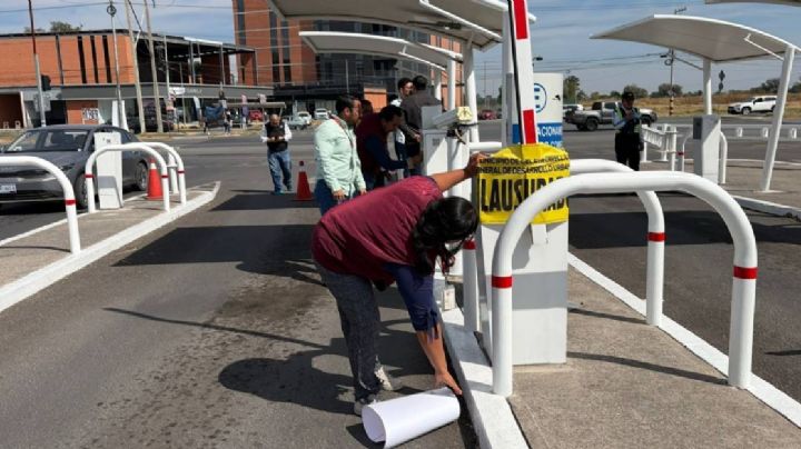Clausuran plumas de estacionamientos en centros comerciales de Celaya