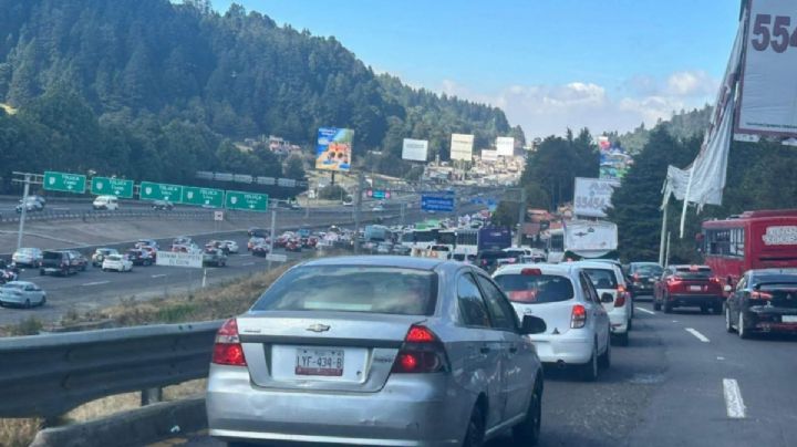 Autopista México-Toluca colapsa por caravana