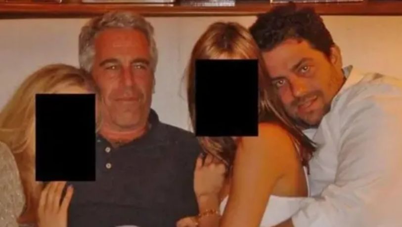 Director del documental 'Melania'; fotografiado con una joven en papeles Esptein