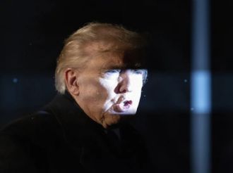 "Los vamos a atacar muy fuerte en tierra", advierte Trump al narco