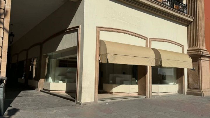 Cierran zapatería Charlotte en el centro de León