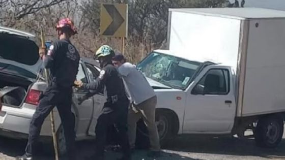 Muere mujer tras choque frontal de un auto y una camioneta en la León-San Felipe
