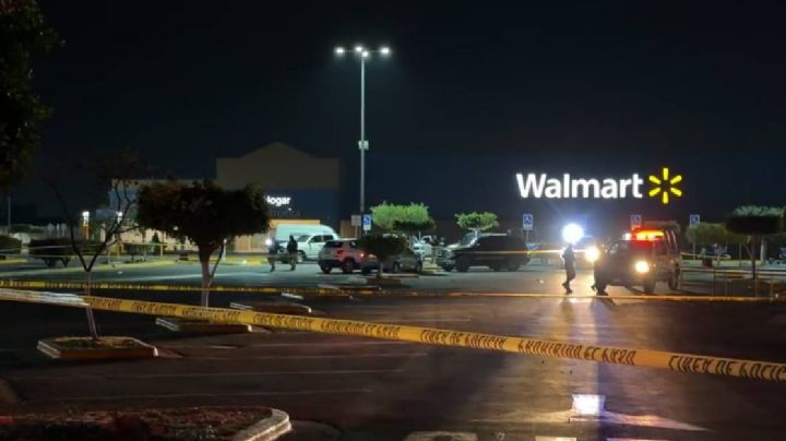 Asesinan a balazos a conductor afuera de Walmart en Celaya