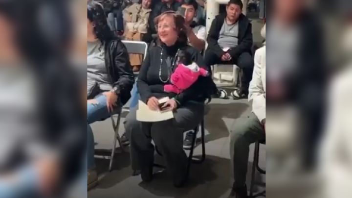 Regidora de Ocotlán es captada cargando a mono en peligro de extinción