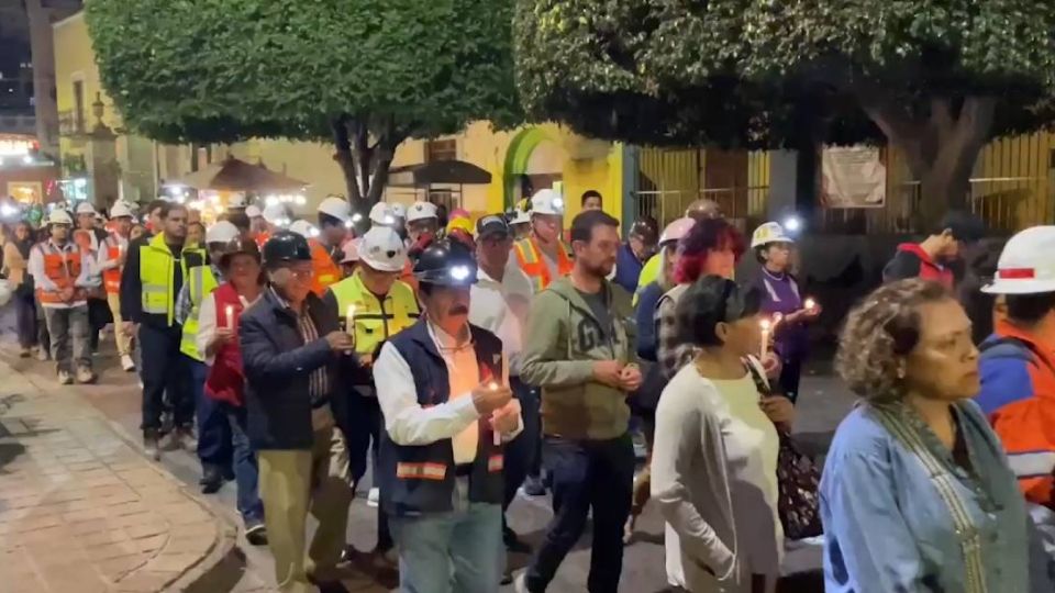 Mineros de Guanajuato realizaron una marcha en la Plaza de la Paz.