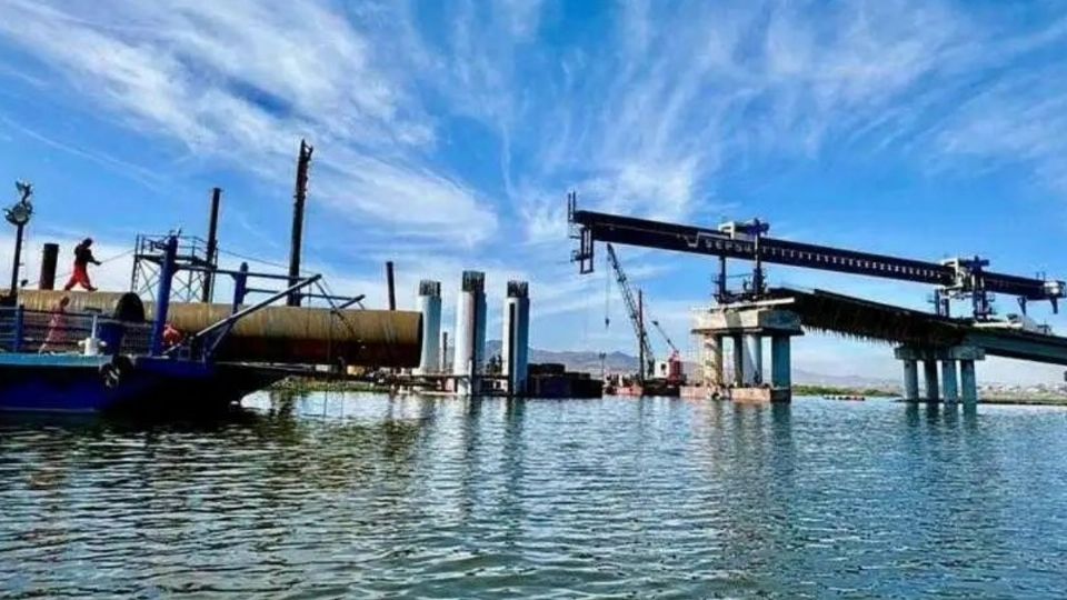 Técnicos especializados llevarán a cabo maniobras para levantar la grúa en la plataforma y evaluarán el estado de la máquina