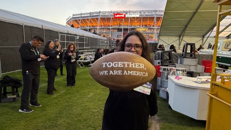 Doce hidalguenses migrantes participaron en el ensamblaje del escenario del medio tiempo del Super Bowl