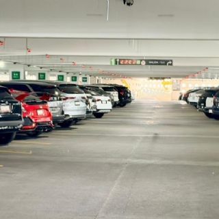 Estacionamiento en el AICM colapsa por obras mientras que en el GNP opera casi vacío