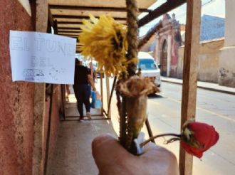 Entre polvo y tarimas, nace el “Túnel del Amor” en el corazón de Pátzcuaro