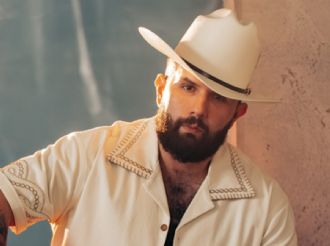 Carín León se somete a trasplante capilar y sorprende con su cambio de look