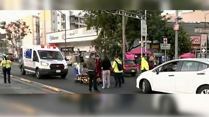 CDMX: Atropellan a mujer en avenida Cuauhtémoc; conductor se queda en el lugar