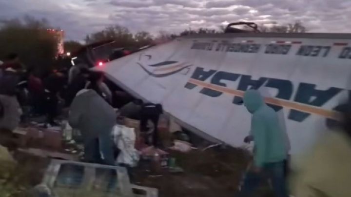 Volcadura de tráiler en Sonora desata rapiña de productos de limpieza