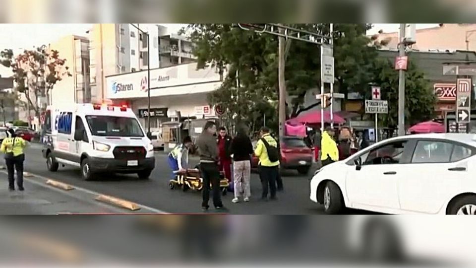 El accidente sucedió a la altura del Metro Centro Médico; el conductor que quedó en el lugar para auxiliar a la mujer