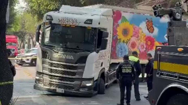 VIDEO: camión cae en socavón en la Miguel Hidalgo