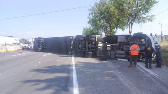 Carretera México-Puebla; caos en ambos sentidos por accidente