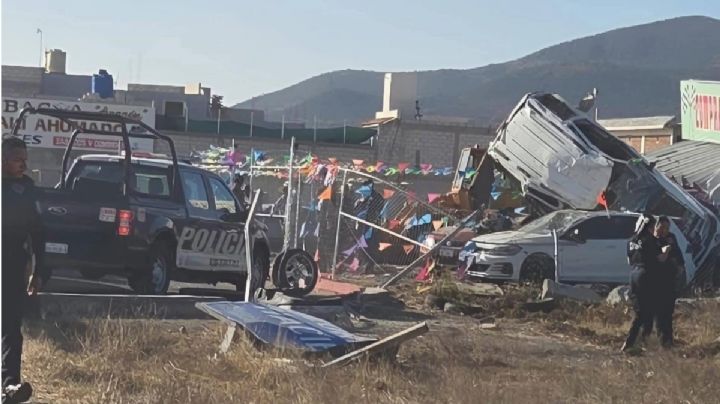 Tras dar vueltas, camioneta aterriza en lote de autos a la venta en la Pachuca-Sahagún