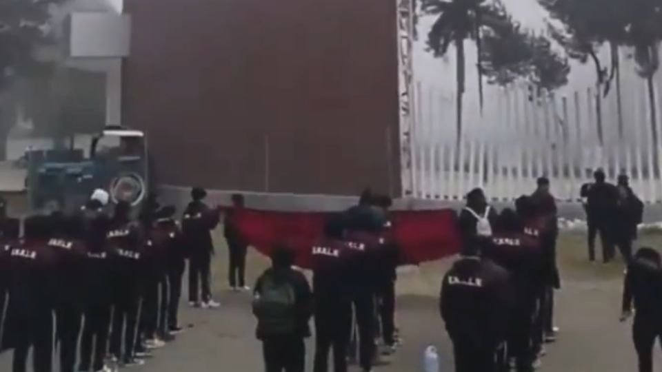 La principal exigencia es la devolución de 72 hectáreas que, según los normalistas, fueron entregadas a la institución en 1926 por el entonces presidente Plutarco Elías Calles. Argumentan que, tras la suspensión de actividades ordenada durante el gobierno de Miguel Osorio Chong, esos terrenos fueron reasignados a la UPFIM.