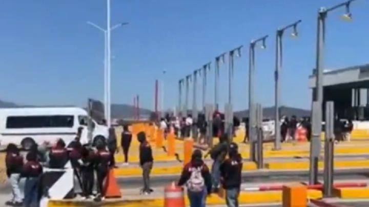 Estudiantes del Mexe toman esta caseta de la autopista México-Tuxpan | VIDEO
