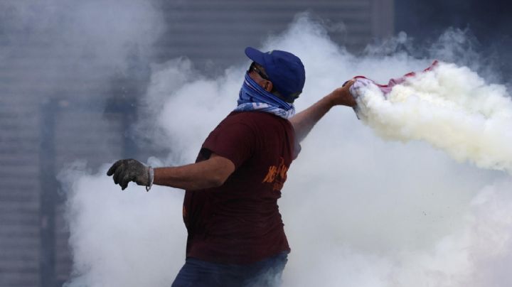 Manifestantes protestan contra reforma laboral en Argentina durante huelga nacional