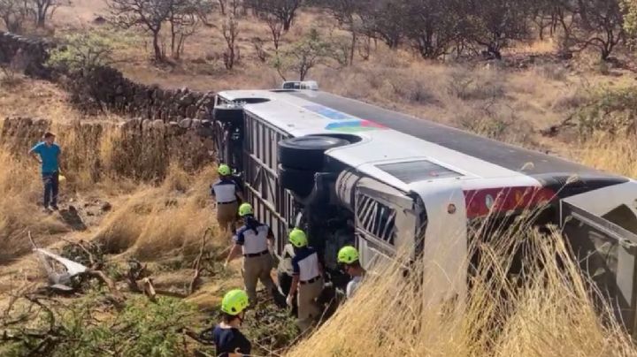 Deja 3 personas muertas volcadura de autobús; eran de Michoacán