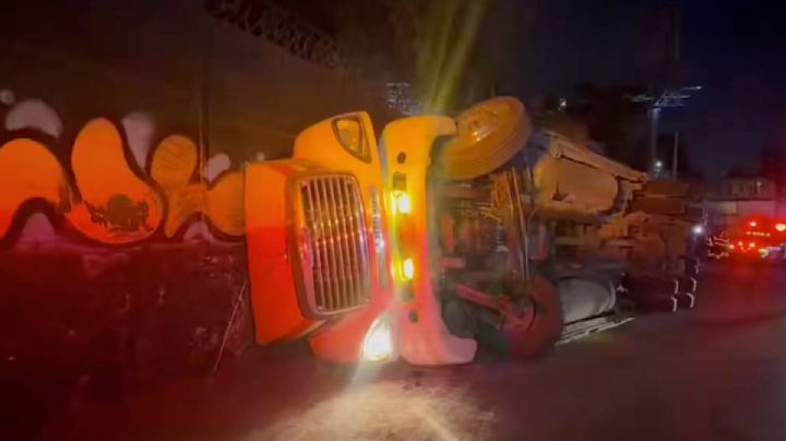 Viaducto Tlalpan: afectación vial por volcadura de tráiler cargado con 20 toneladas de abarrotes