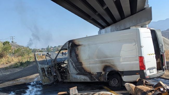 Embajada de EU en México alerta a sus ciudadanos tras narcobloqueos