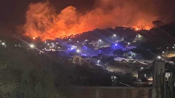 Impresionante incendio la noche de este sábado en Rivera de Los Castillos, en León