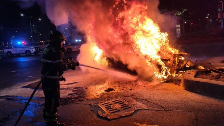 Incendio de auto particular en San Ángel y camioneta en la México-Puebla