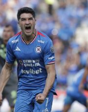 Foto descriptiva de: Cruz Azul se mantiene líder, Chivas y Tigres se llevan los clásicos