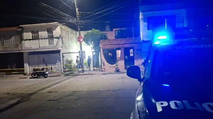 Llegaba a su casa y motosicarios lo atacan a balazos en León; joven está grave