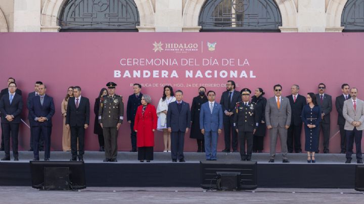 Menchaca encabeza conmemoración del Día de la Bandera en Hidalgo