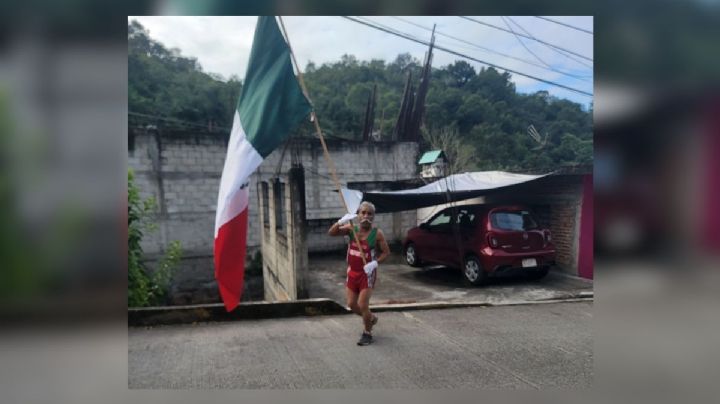 Calixto, el deportistas de 78 años que corre en calles de Papantla con la bandera de México