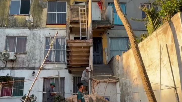 VIDEO: Colapsan escaleras en fraccionamientos de Coatzacoalcos; vecinos quedan atrapados en sus edificios
