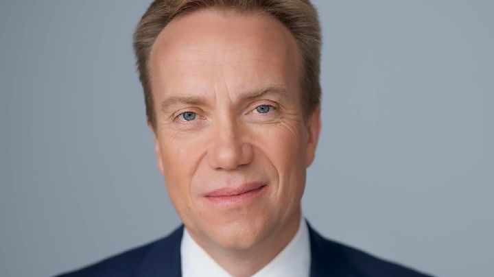 Presidente del Foro Económico Mundial renuncia tras señalamientos por vínculos con Epstein