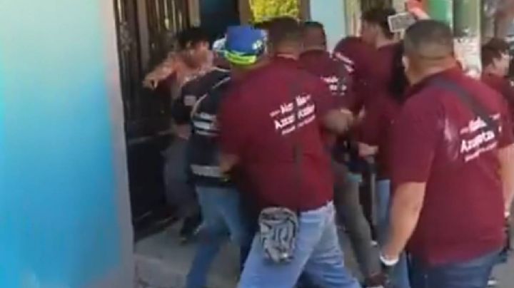 Autoridades y vecinos se enfrentan a golpes durante operativo en Azcapotzalco