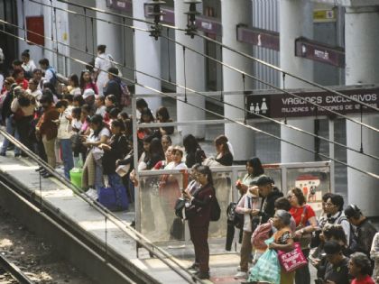 Metro CDMX, Línea A suspende servicio por variación de energía