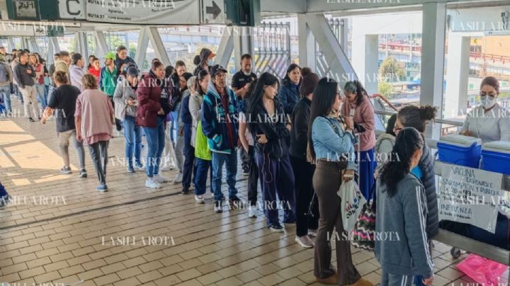 Largas filas en el Metro para vacunarse contra el sarampión; dosis se agotan en hora y media