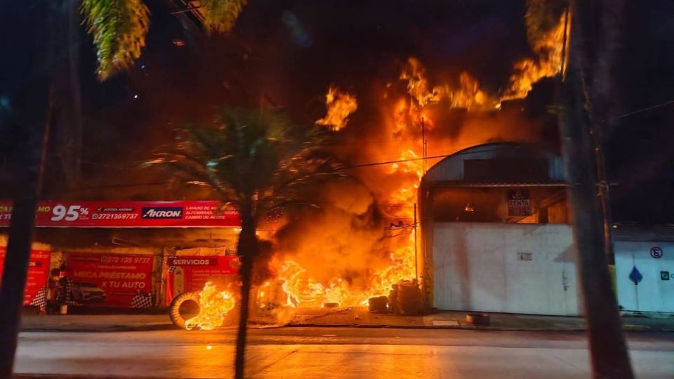 Incendio en vulcanizadora en Córdoba deja una persona con quemaduras