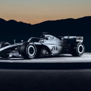 Checo Pérez y Cadillac presentan su monoplaza de Fórmula 1 durante el Super Bowl