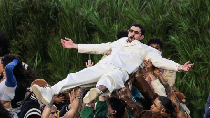 "Aquí seguimos", grita Bad Bunny en el primer show hispano del Super Bowl