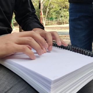 El chiapaneco que pasó la Constitución al Braille hoja por hoja y decidió leerla con sus manos